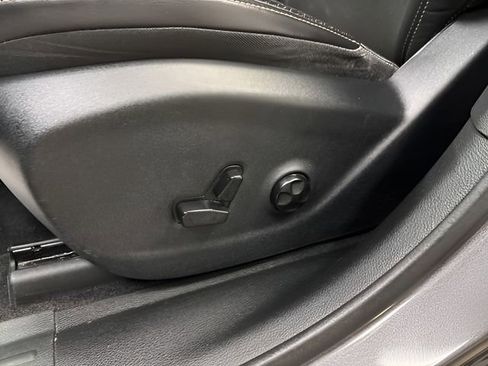 Used 2018 Jeep Cherokee Latitude Plus w/ Comfort/Convenience Group FWD image 34