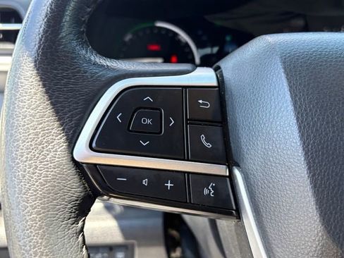 Used 2025 Toyota Sienna XLE FWD image 29