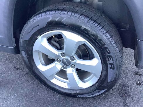 Used 2018 Jeep Compass Latitude w/ Popular Equipment Group AWD/4WD image 6