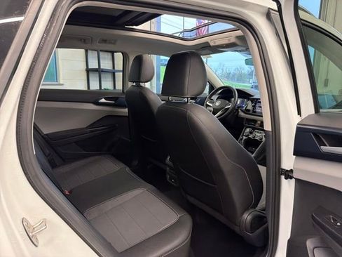 Used 2024 Volkswagen Taos SE image 30