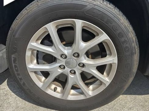 Used 2016 Jeep Cherokee Sport FWD image 2