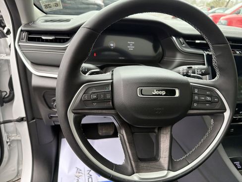 Used 2023 Jeep Grand Cherokee Limited w/ Luxury Tech Group II AWD/4WD image 14