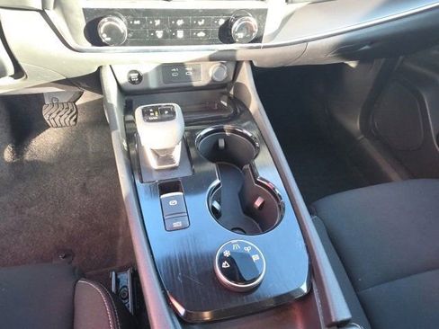 Used 2024 Nissan Rogue S image 19