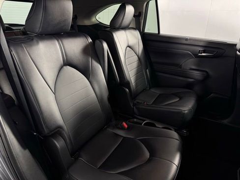 Used 2025 Toyota Highlander XLE image 17