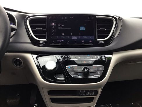 Used 2023 Chrysler Pacifica Touring-L FWD image 14
