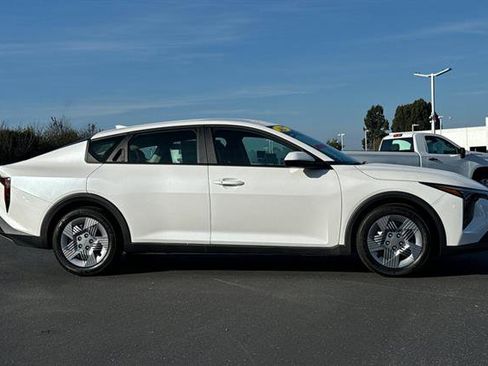 New 2025 Kia K4 LX image 3