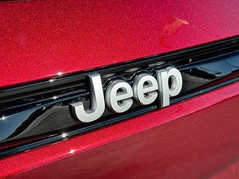 New 2025 Jeep Grand Cherokee Laredo image 18