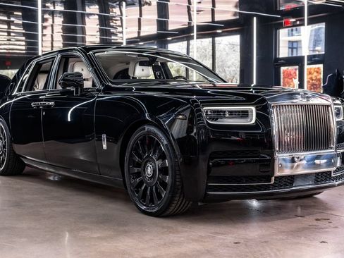 Used 2022 Rolls-Royce Phantom Sedan w/ The Phantom Package RWD image 2