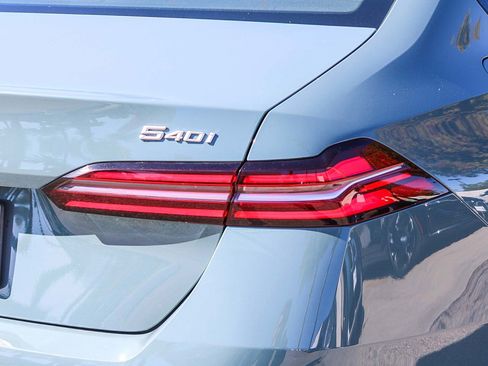 Used 2024 BMW 540i xDrive w/ Premium Package image 7