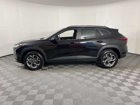 Certified 2025 Chevrolet Trax LT image 2