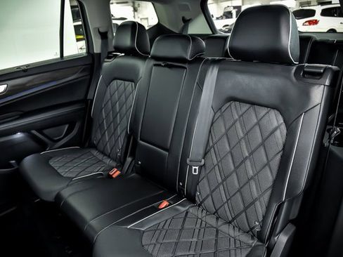 Certified 2025 Volkswagen Atlas SEL Premium R-Line image 9