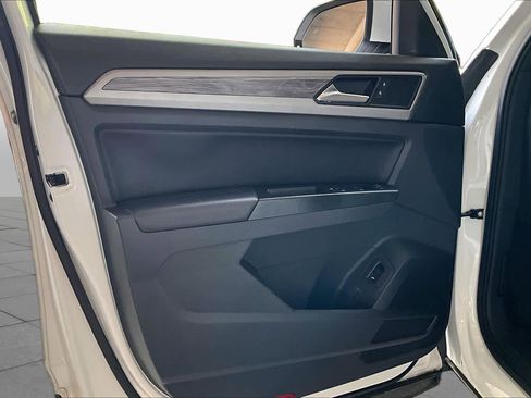 Used 2020 Volkswagen Atlas Cross Sport SE w/ Panoramic Sunroof Package FWD image 21
