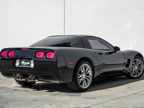 Used 2004 Chevrolet Corvette Coupe w/ Roof Package image 8