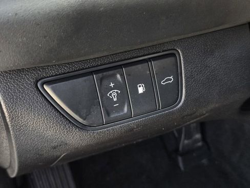 Used 2025 Genesis G70 2.5T image 16