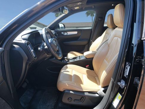 Used 2019 Volvo XC40 T5 Momentum image 7