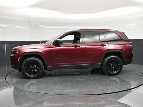 Used 2025 Jeep Grand Cherokee Altitude AWD/4WD image 8