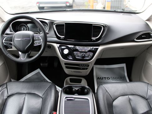 Used 2022 Chrysler Pacifica Touring-L image 39