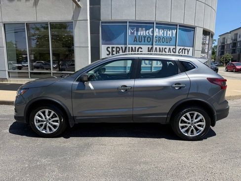 Used 2020 Nissan Rogue Sport SV FWD image 2