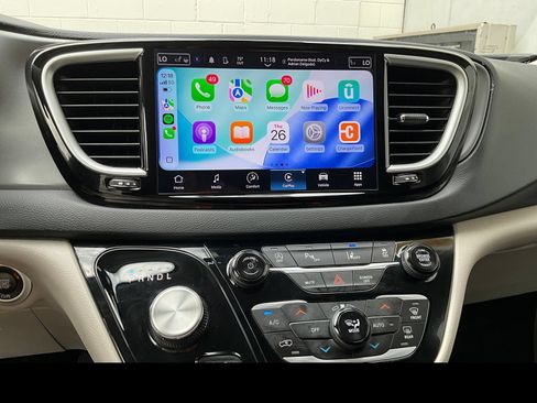 Used 2023 Chrysler Pacifica Touring-L FWD image 5