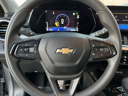 Used 2025 Chevrolet Trax LT image 28