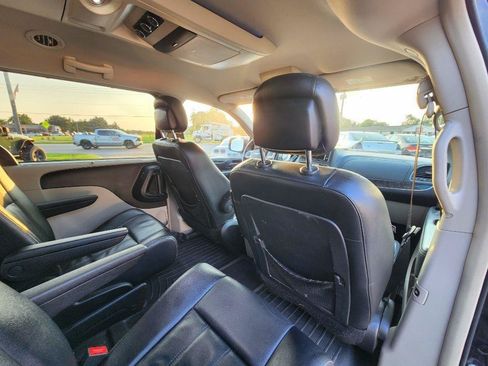 Used 2014 Chrysler Town & Country Touring w/ Driver Convenience Group FWD image 20