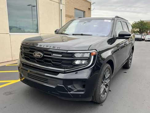 Used 2025 Ford Expedition Platinum w/ Stealth Performance Package AWD/4WD image 4