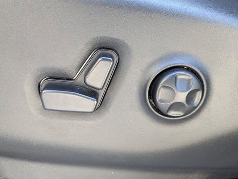 Used 2024 Chrysler Pacifica Touring-L image 21