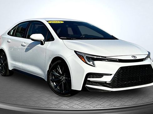 Used 2025 Toyota Corolla SE FWD image 3
