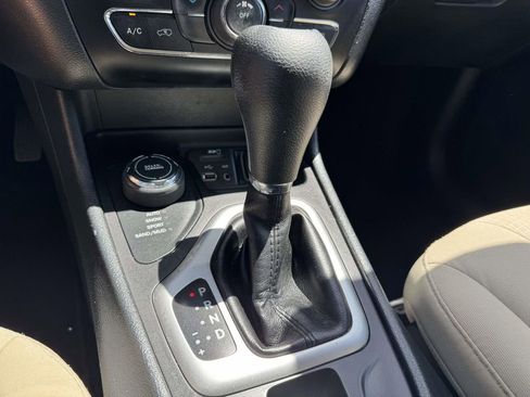 Used 2016 Jeep Cherokee Latitude AWD/4WD image 27