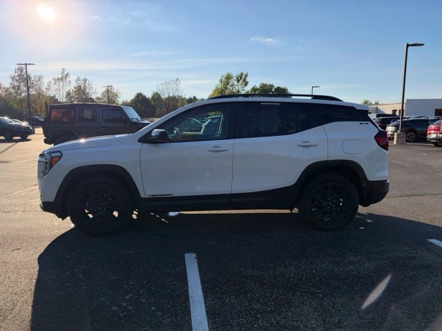 Used 2024 GMC Terrain SLE w/ Driver Convenience Package AWD/4WD image 9
