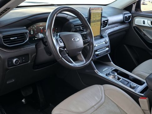 Used 2020 Ford Explorer Platinum w/ Premium Technology Package image 15