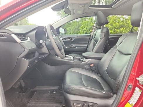 Used 2020 Toyota RAV4 XLE w/ Convenience Package FWD image 17