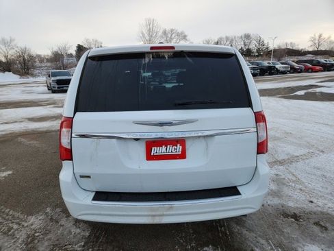 Used 2016 Chrysler Town & Country Touring image 6