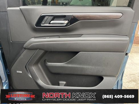 Used 2025 Chevrolet Suburban Premier image 28