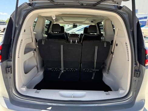 Used 2023 Chrysler Pacifica Limited FWD image 27