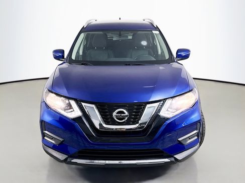 Used 2017 Nissan Rogue SV image 2