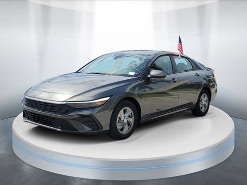 Used 2026 Hyundai Elantra SE w/ Cargo Package FWD image 2