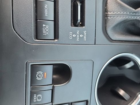 Used 2025 Toyota Highlander XLE AWD/4WD image 23
