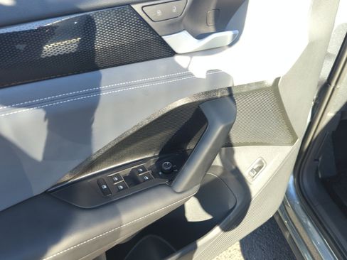 Certified 2025 Volkswagen Tiguan SE image 13