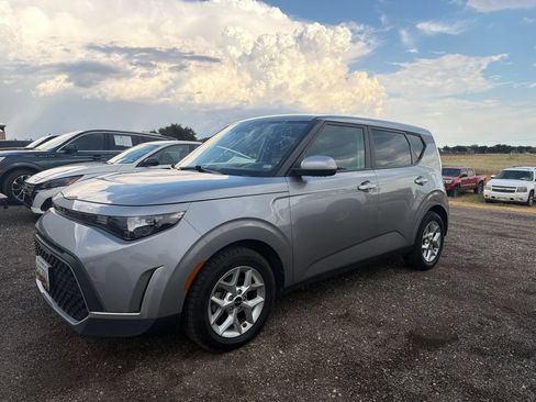 Used 2024 Kia Soul LX w/ Option Group 015 FWD image 1