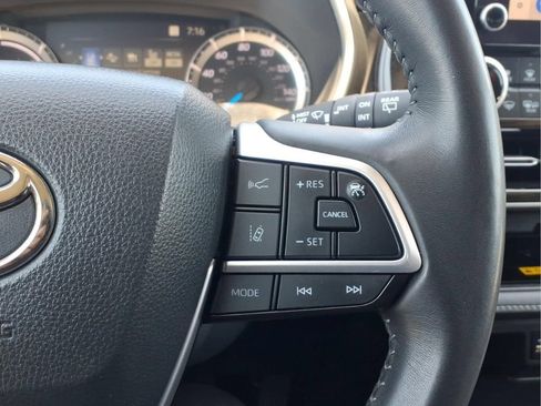 Used 2024 Toyota Highlander XLE AWD/4WD image 24