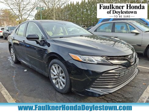 Used 2018 Toyota Camry LE image 1