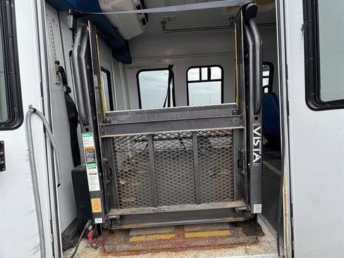 Used 2003 Ford E-350 and Econoline 350 Super Duty RWD image 10