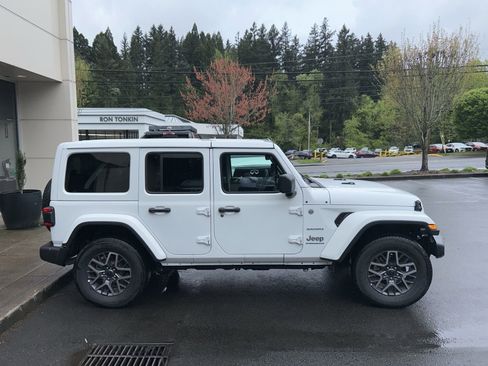 Used 2024 Jeep Wrangler Sahara image 4