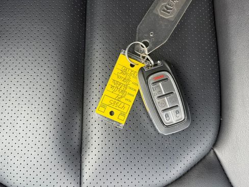 Used 2024 Chrysler Pacifica Touring-L image 28