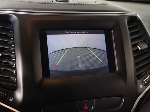 Used 2019 Jeep Cherokee Latitude w/ Popular Appearance Group image 6