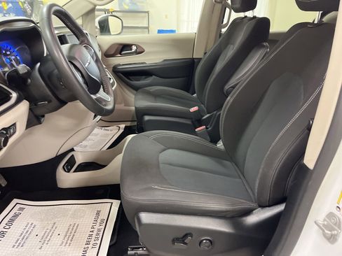 Used 2022 Chrysler Voyager LX image 10