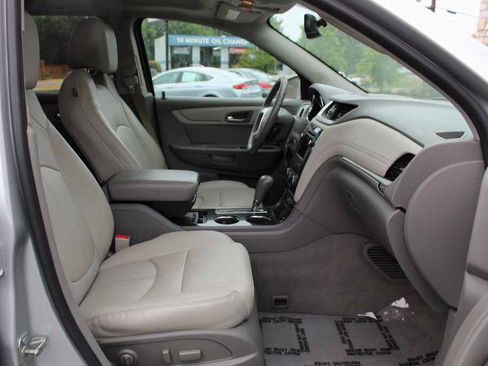 Used 2017 Chevrolet Traverse LT FWD image 32