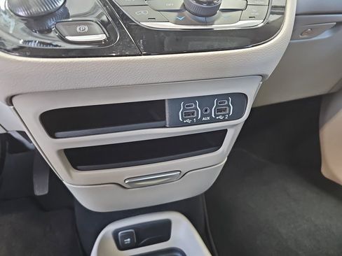 Used 2023 Chrysler Voyager LX FWD image 21