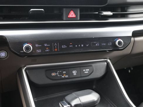 Used 2025 Kia Carnival FWD image 17